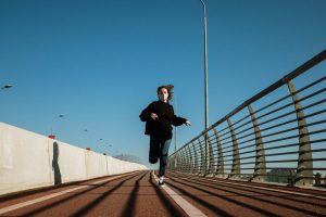 mujer corriendo mascarilla